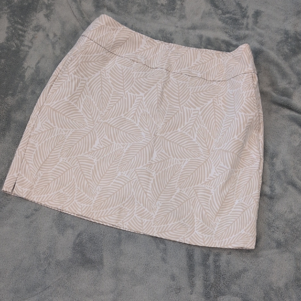 Tan & White Leaf Pattern Skort